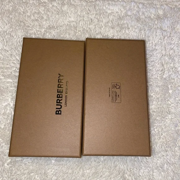 Burberry London England Gift Box - Picture 2 of 4